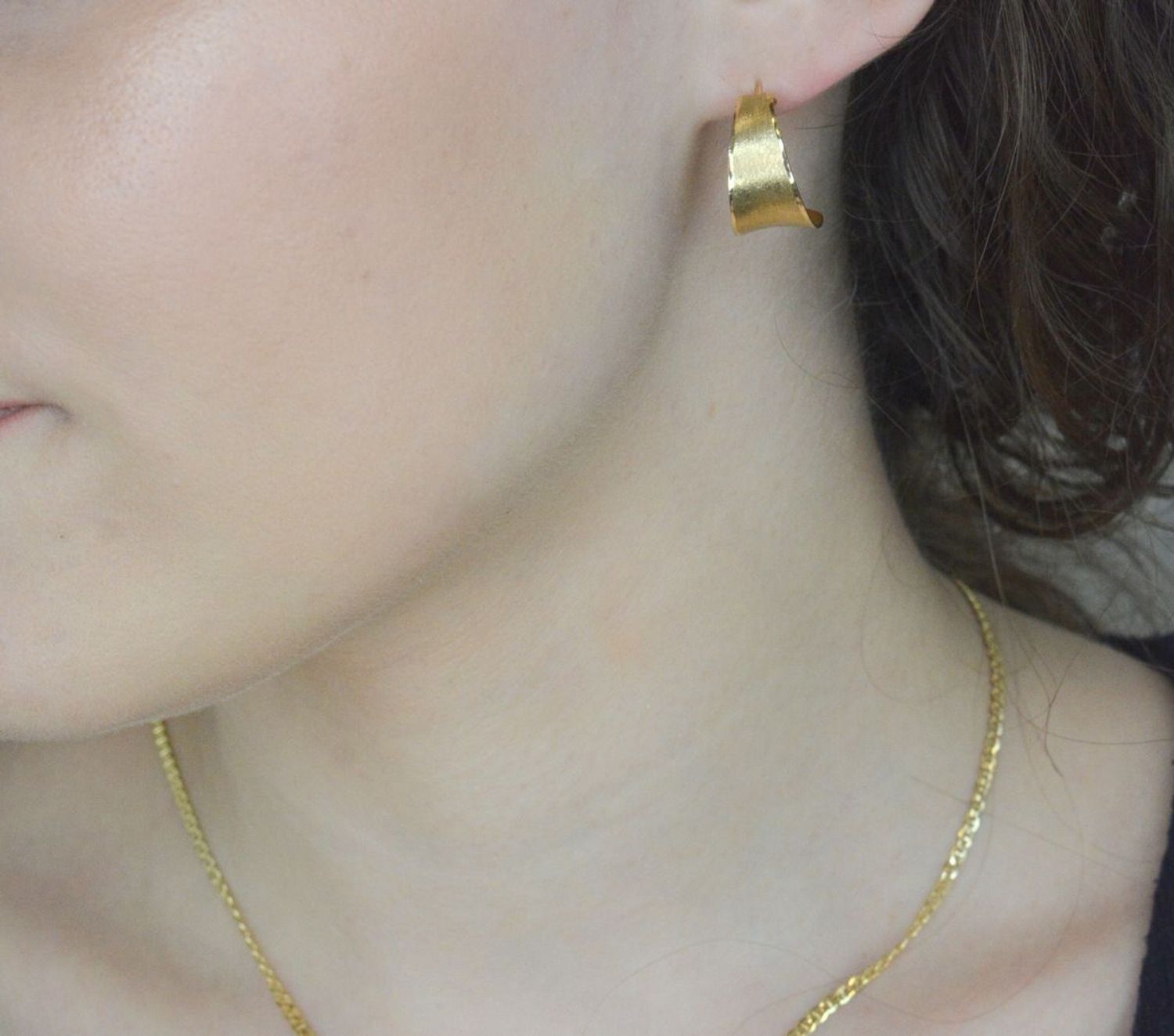 Kolczyki złote pół kołka satynowe pr 585, B6 OM R03-T-158 OR214880 Stylowe kolczyki wykonane z wysokiej jakości złota próby 585. Kolczyki satynowe mają pół okrągły kształt. Kolczyki to ponadczasowa biżuteria1.jpg